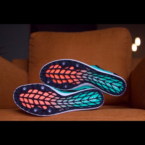 BRAND NEW, NEW BALANCE SHOES - Picture 3 of 5